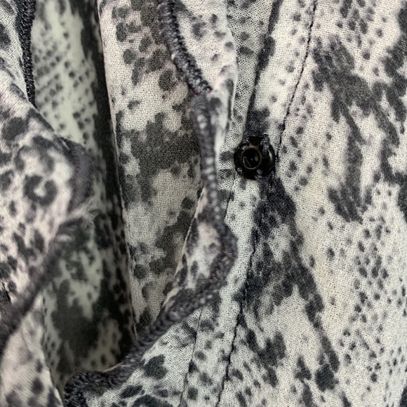 Guess semi sheer gray black snake print faux wrap deep V neck peplum blouse EUC - Picture 6 of 14